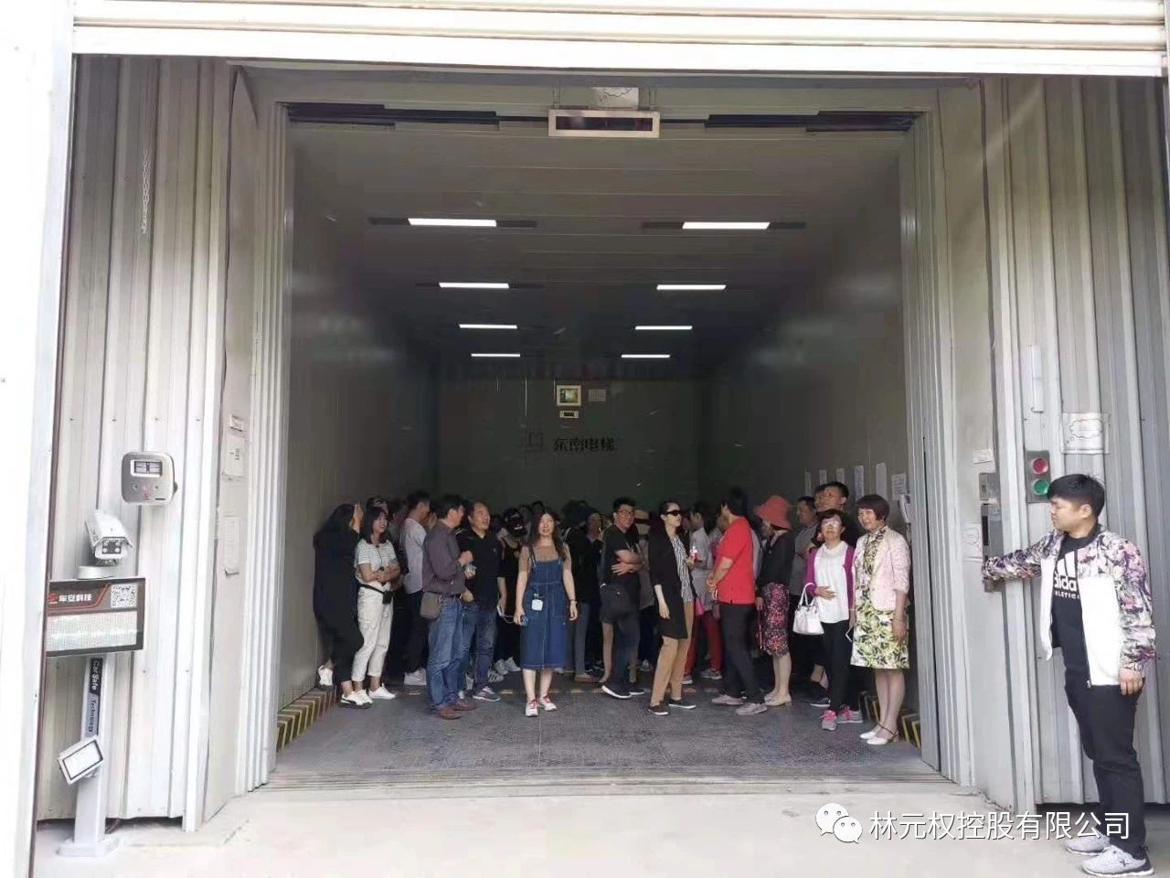 能坐400人的东南电梯